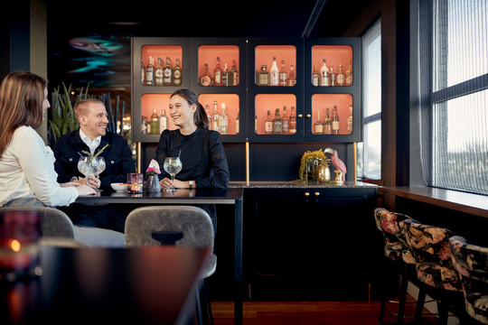 Bar & Lounge